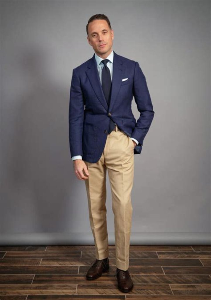 Can you wear tie with blazer?