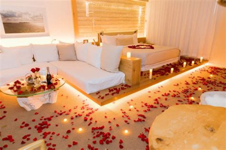 How do you make a hotel room for a romantic night for a guy?