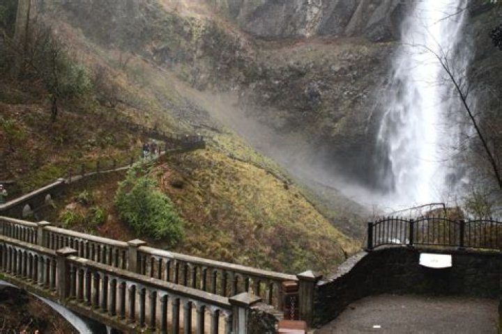 How long does it take to walk up Multnomah Falls?