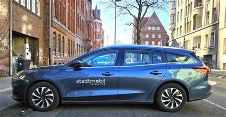 Was kostet ein Ford Focus Kombi neu?