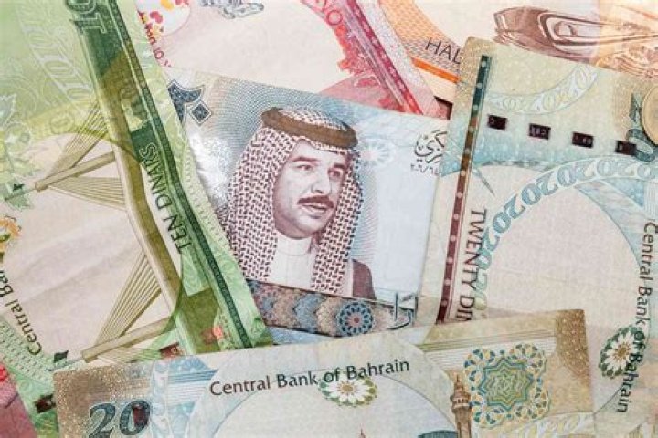 What country uses Bahraini dinar?