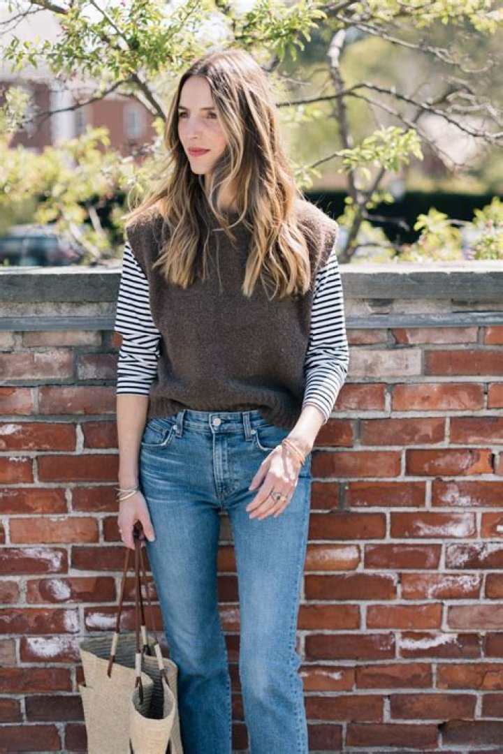 What do you wear with a long sweatshirt?