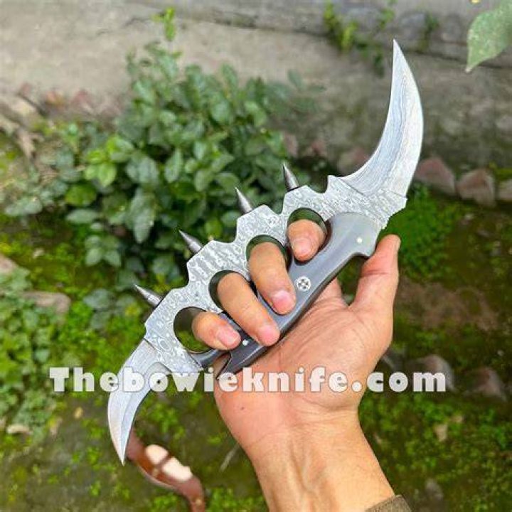 What is a metal knuckle knife?