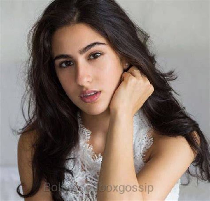 What is Sara Ali Khans height?