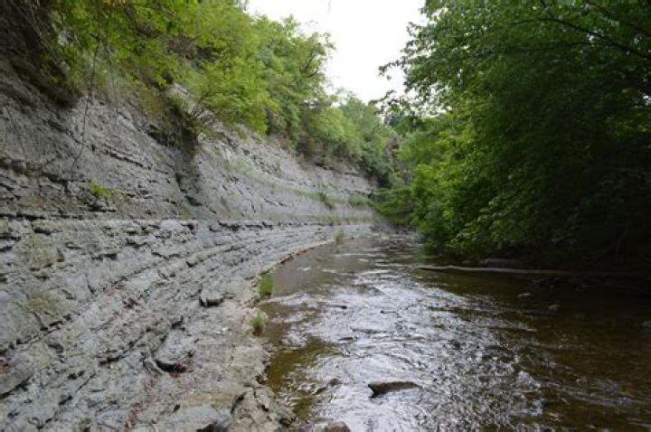 What river runs through Evansville Indiana?