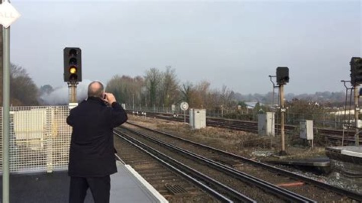 What time is the last train from Victoria to Haywards Heath?