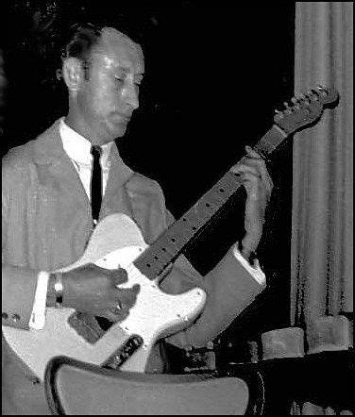 Who played lead guitar for Johnny Cash?